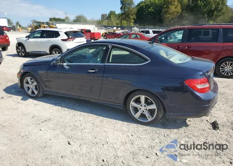 2015 Mercedes-Benz C 250 z USA, uszkodzony, nr VIN WDDGJ4HB6FG370187